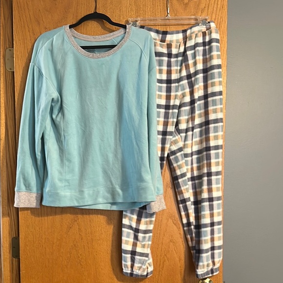 Cuddl Duds Other - Cuddl Duds Soft Fleece Pajama Set